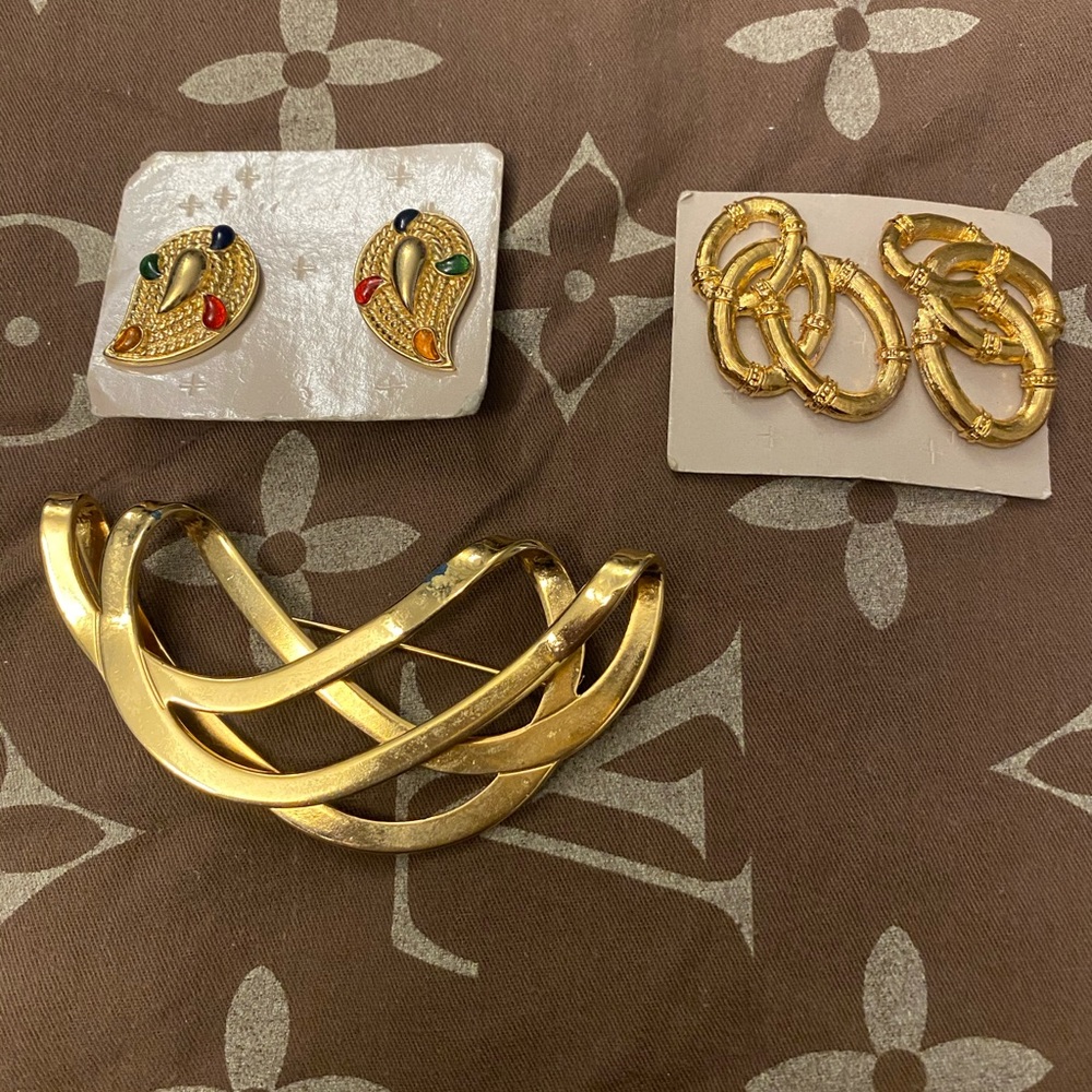 Vintage Gold tone brooch and 2 pairs of earrings.
